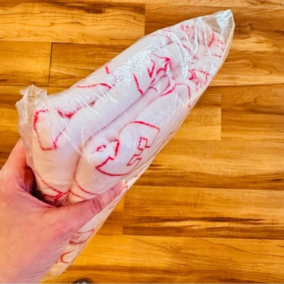 Victoria’s Secret PINK Beach Towel OS NWT - Picture 4 of 4